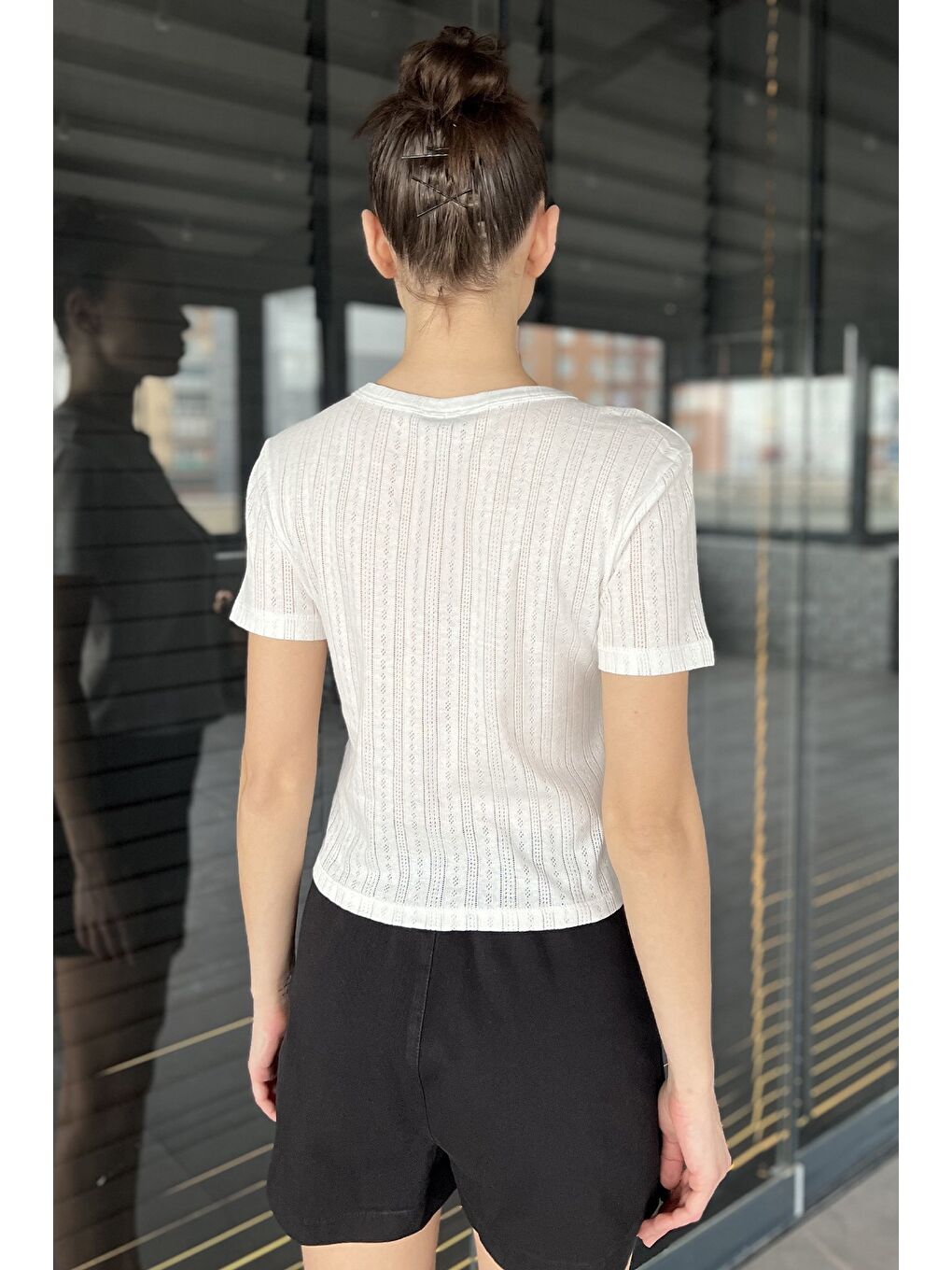 Ekru Kadın Boydan Düğmeli Ajurlu Bluz-3