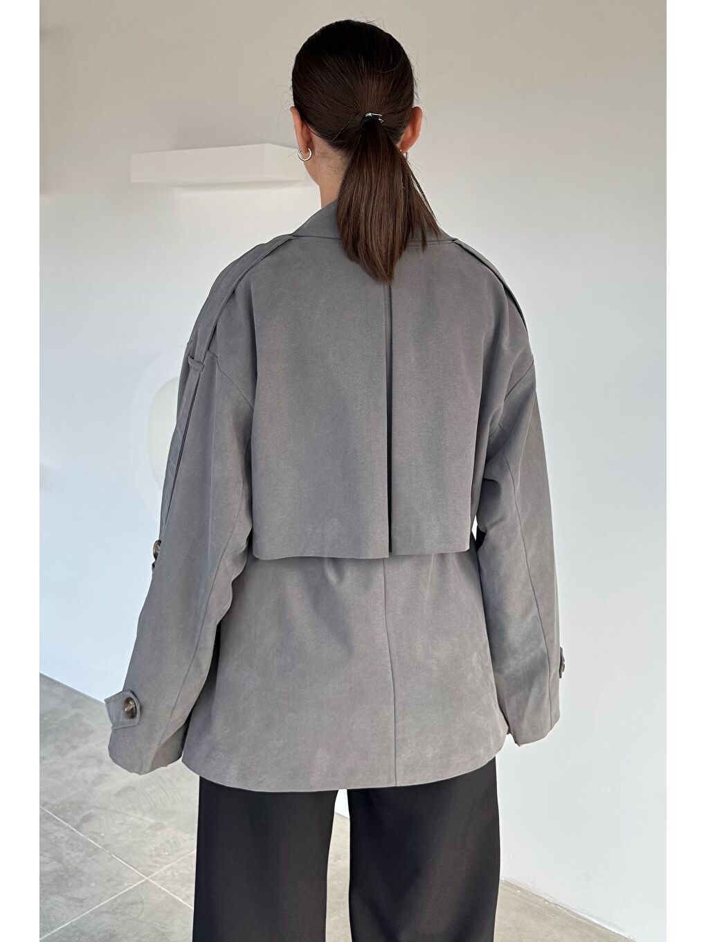 Gri Kadın Ön Düğmeli İç Astarlı Bel Kuşak Detaylı Trençkot-3