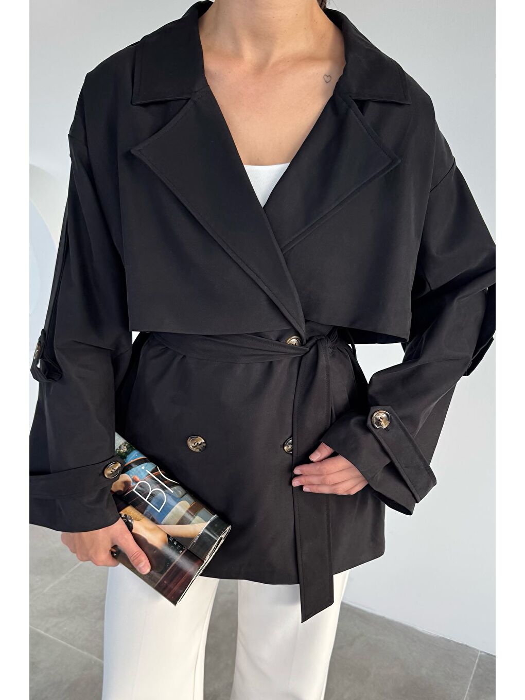Siyah Kadın Ön Düğmeli İç Astarlı Bel Kuşak Detaylı Trençkot-1