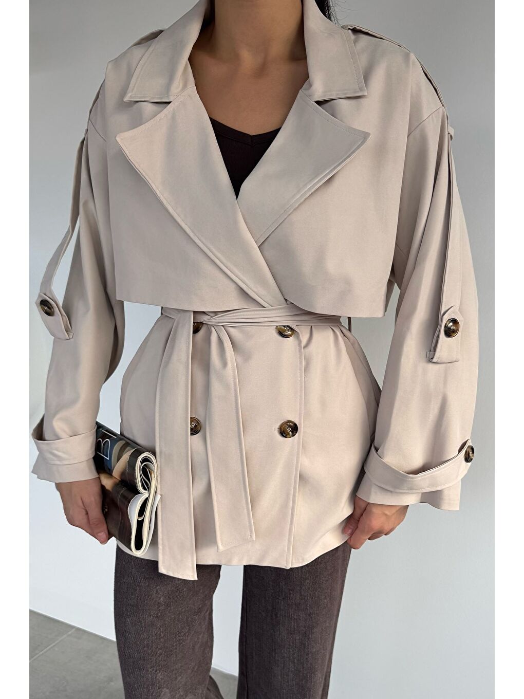 Bej Kadın Ön Düğmeli İç Astarlı Bel Kuşak Detaylı Trençkot