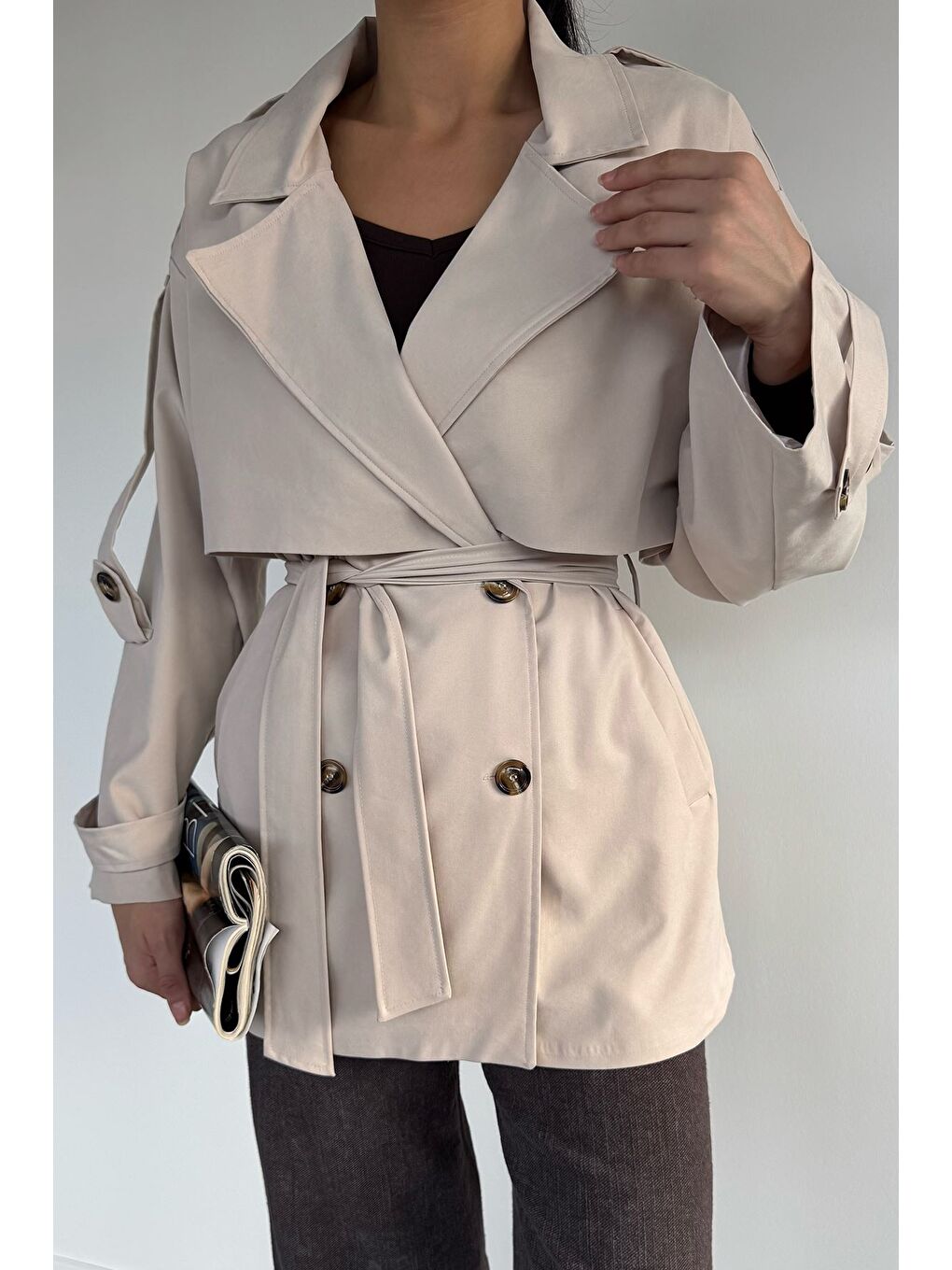 Bej Kadın Ön Düğmeli İç Astarlı Bel Kuşak Detaylı Trençkot-1