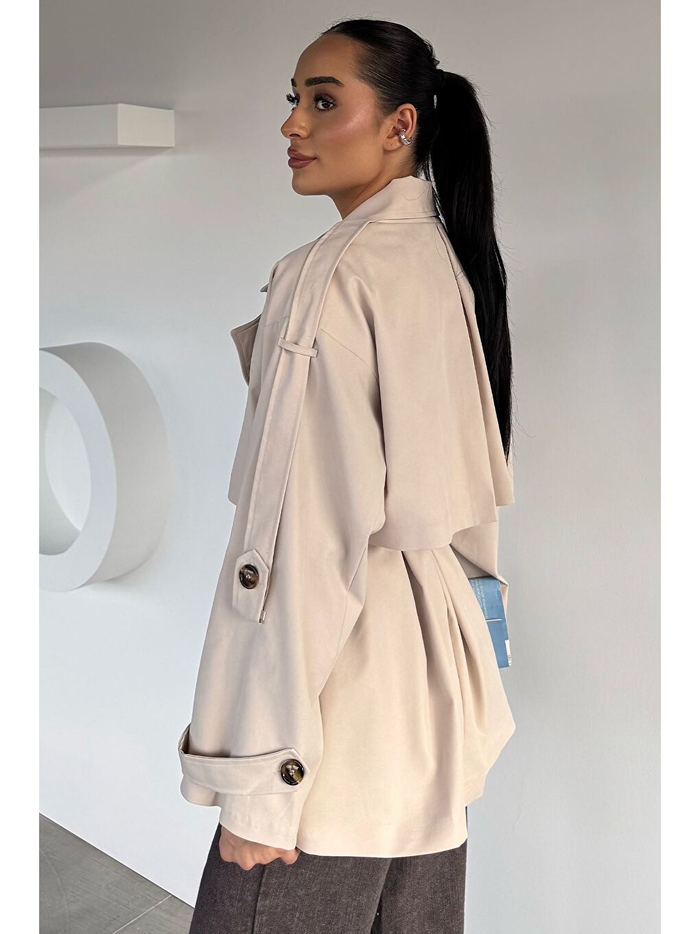 Bej Kadın Ön Düğmeli İç Astarlı Bel Kuşak Detaylı Trençkot-3