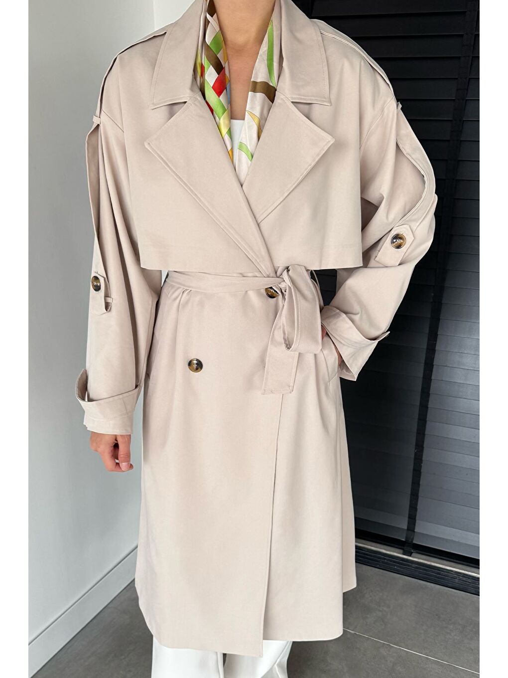 Bej Kadın İç Astarlı Bel Kuşak Detaylı Çift Cepli Uzun Trençkot-1