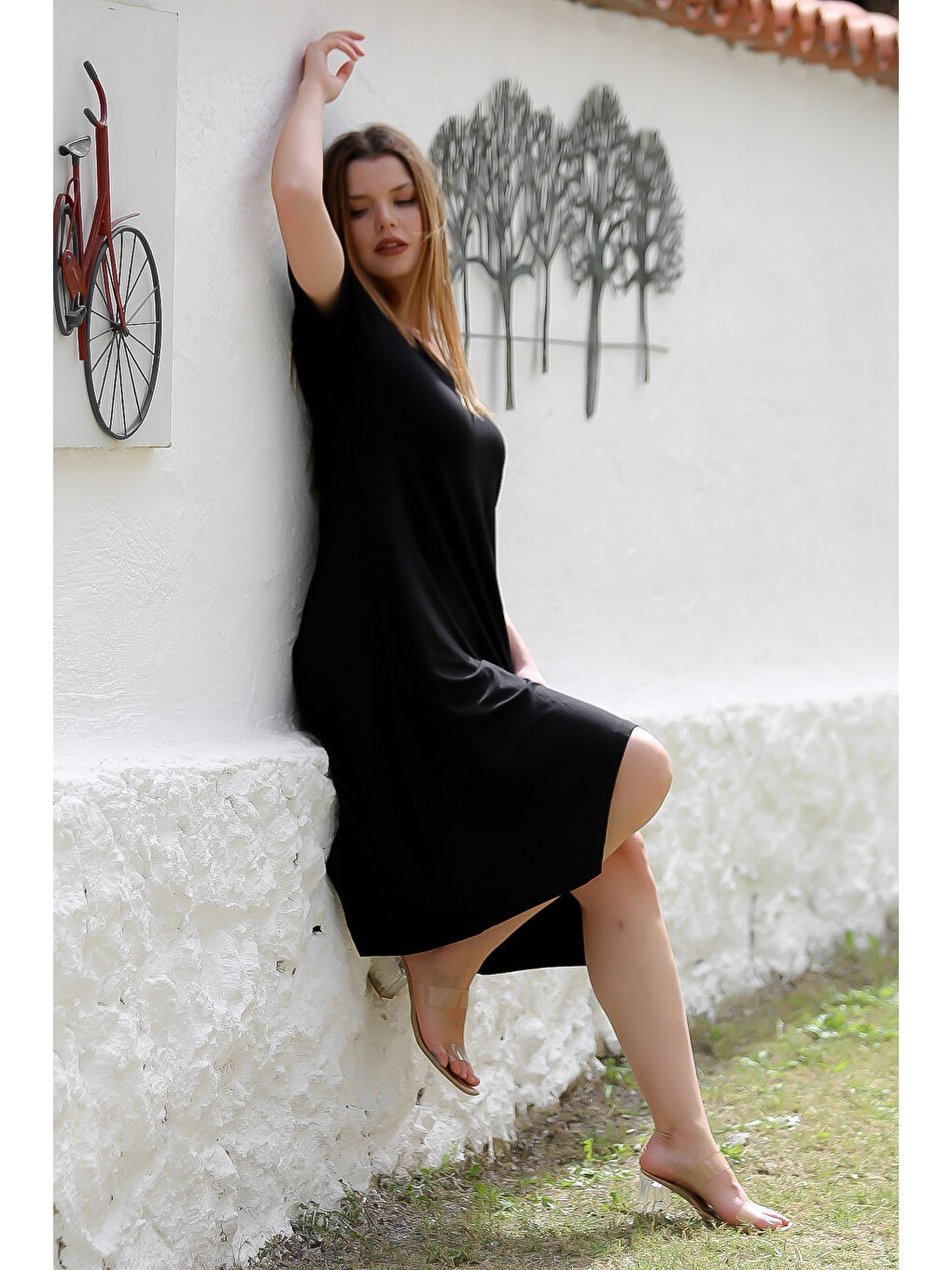 Siyah V Yaka Kısa Kol Zincirli Sırtı Dantelli Örme Asimetrik Casual Elbise-2