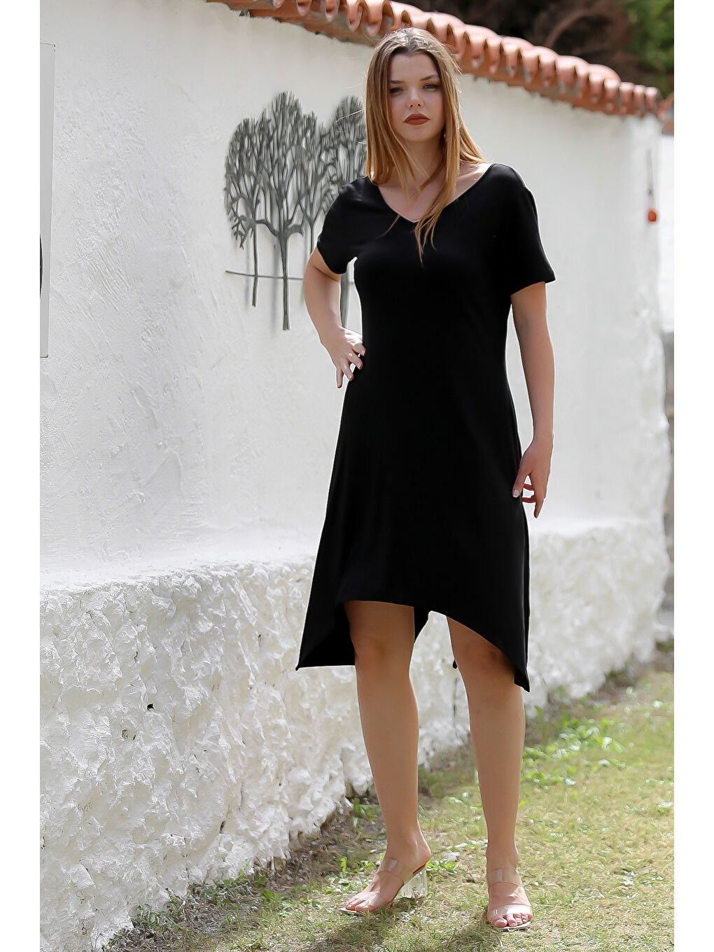 Siyah V Yaka Kısa Kol Zincirli Sırtı Dantelli Örme Asimetrik Casual Elbise-3