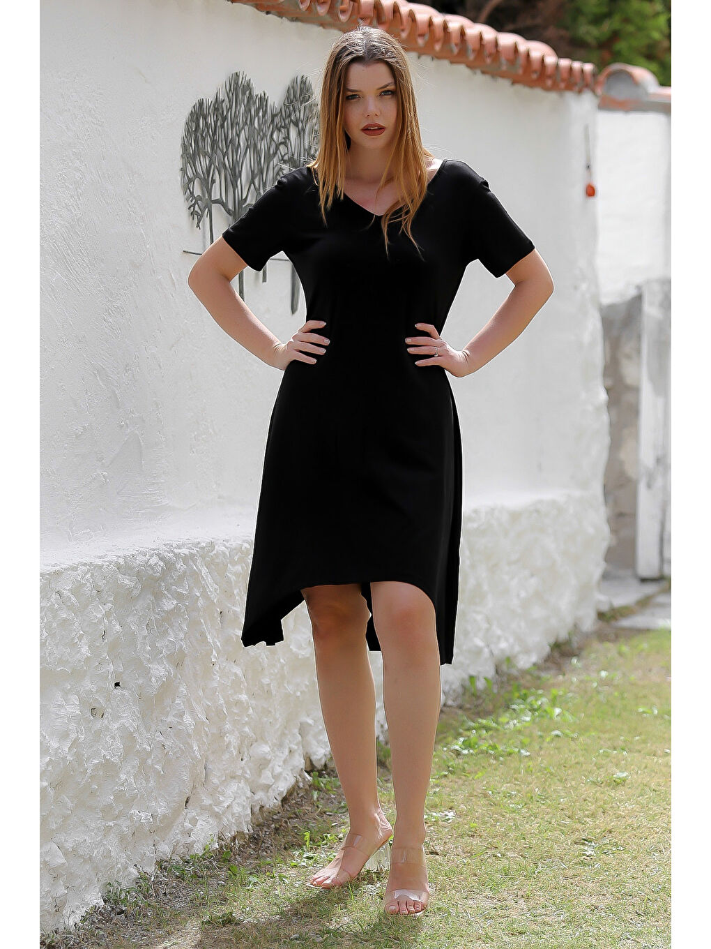 Siyah V Yaka Kısa Kol Zincirli Sırtı Dantelli Örme Asimetrik Casual Elbise-4