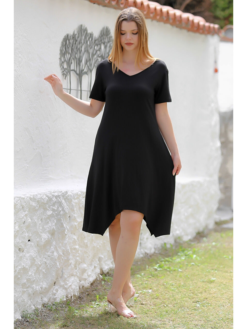 Siyah V Yaka Kısa Kol Zincirli Sırtı Dantelli Örme Asimetrik Casual Elbise-7