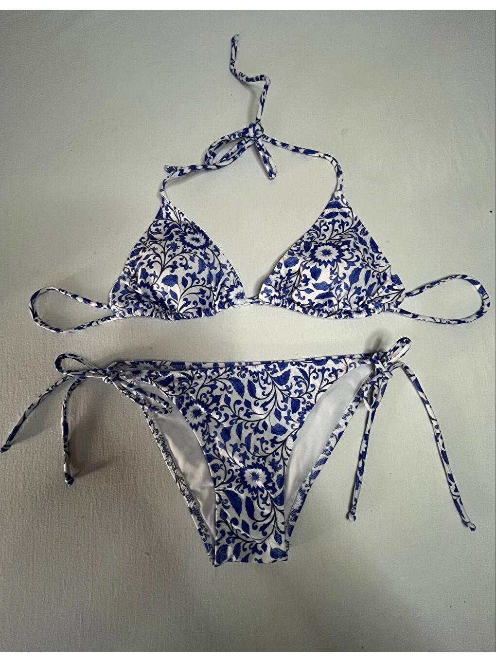Kadın Çini Desen Mavi Beyaz Desen Boyundan İp Bağlamalı Üçgen Bikini Takımı HZL25S-LC5005-1