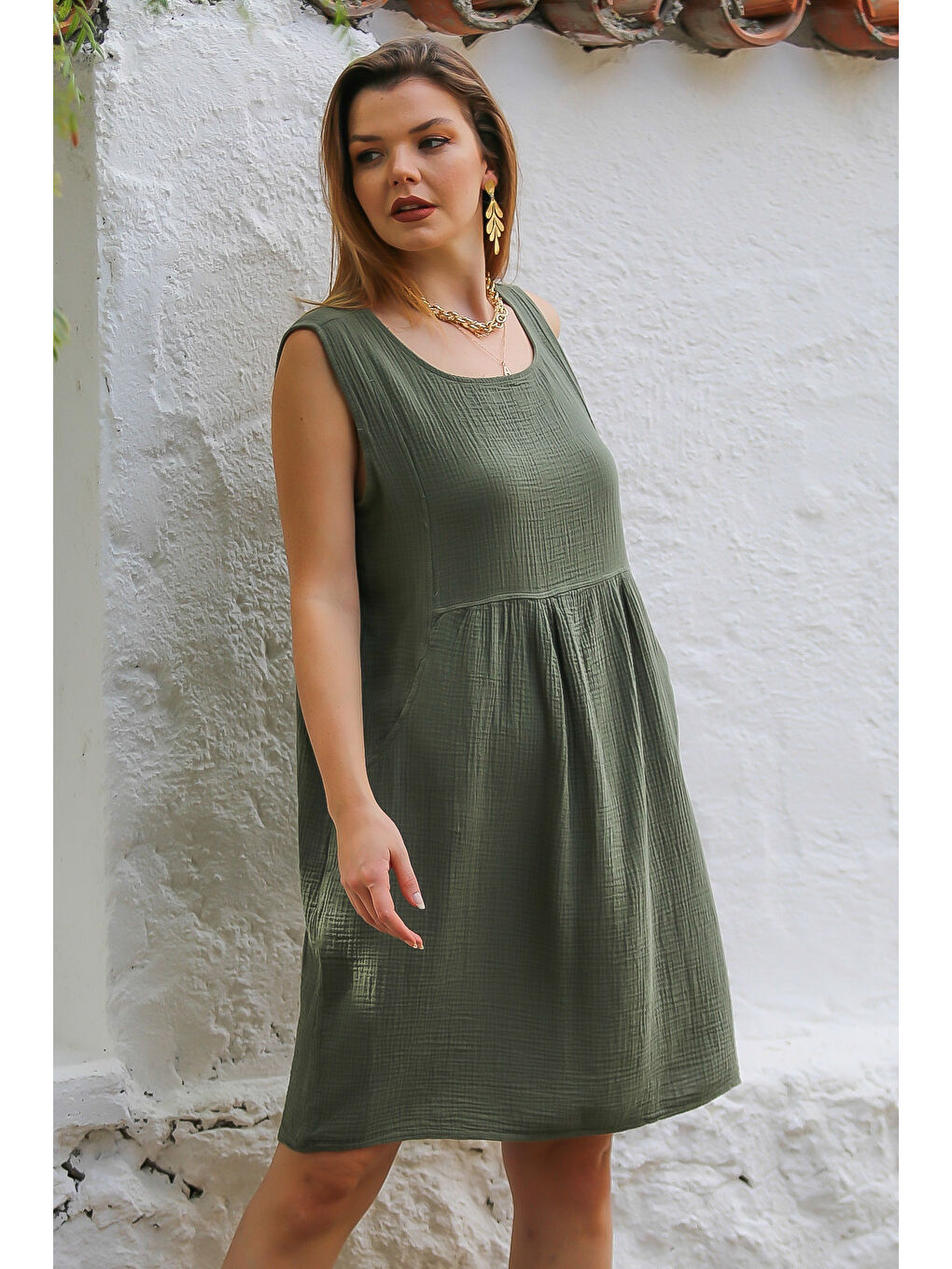 Organik Pamuk Koyu Haki Yuvarlak Yaka Kolsuz Cepli Dokuma Casual Müslin Elbise-3