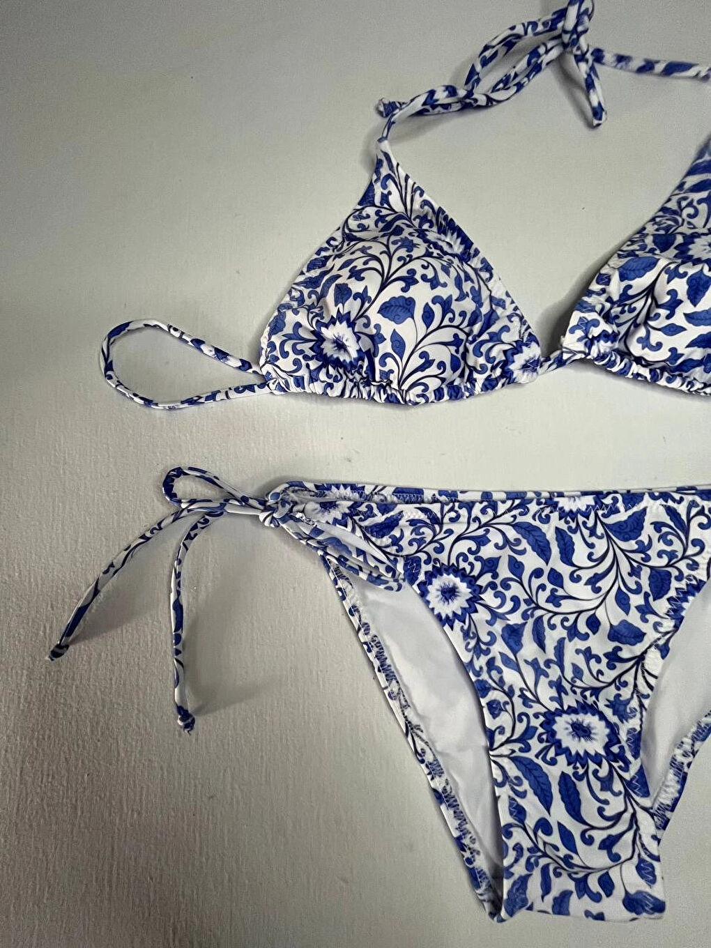 Kadın Çini Desen Mavi Beyaz Desen Boyundan İp Bağlamalı Üçgen Bikini Takımı HZL25S-LC5005-2