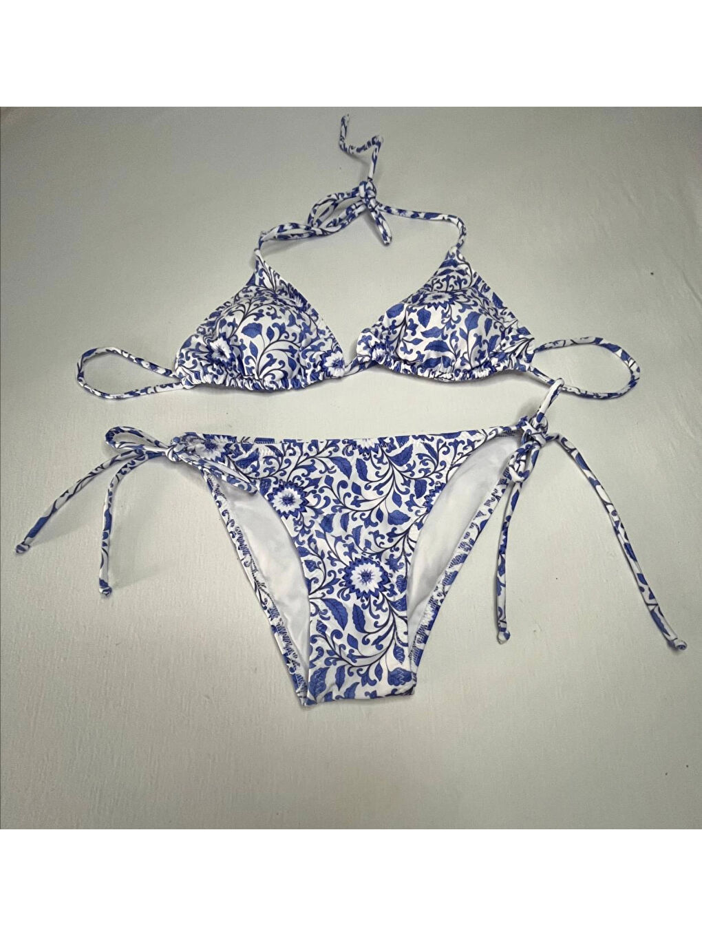 Kadın Çini Desen Mavi Beyaz Desen Boyundan İp Bağlamalı Üçgen Bikini Takımı HZL25S-LC5005-3