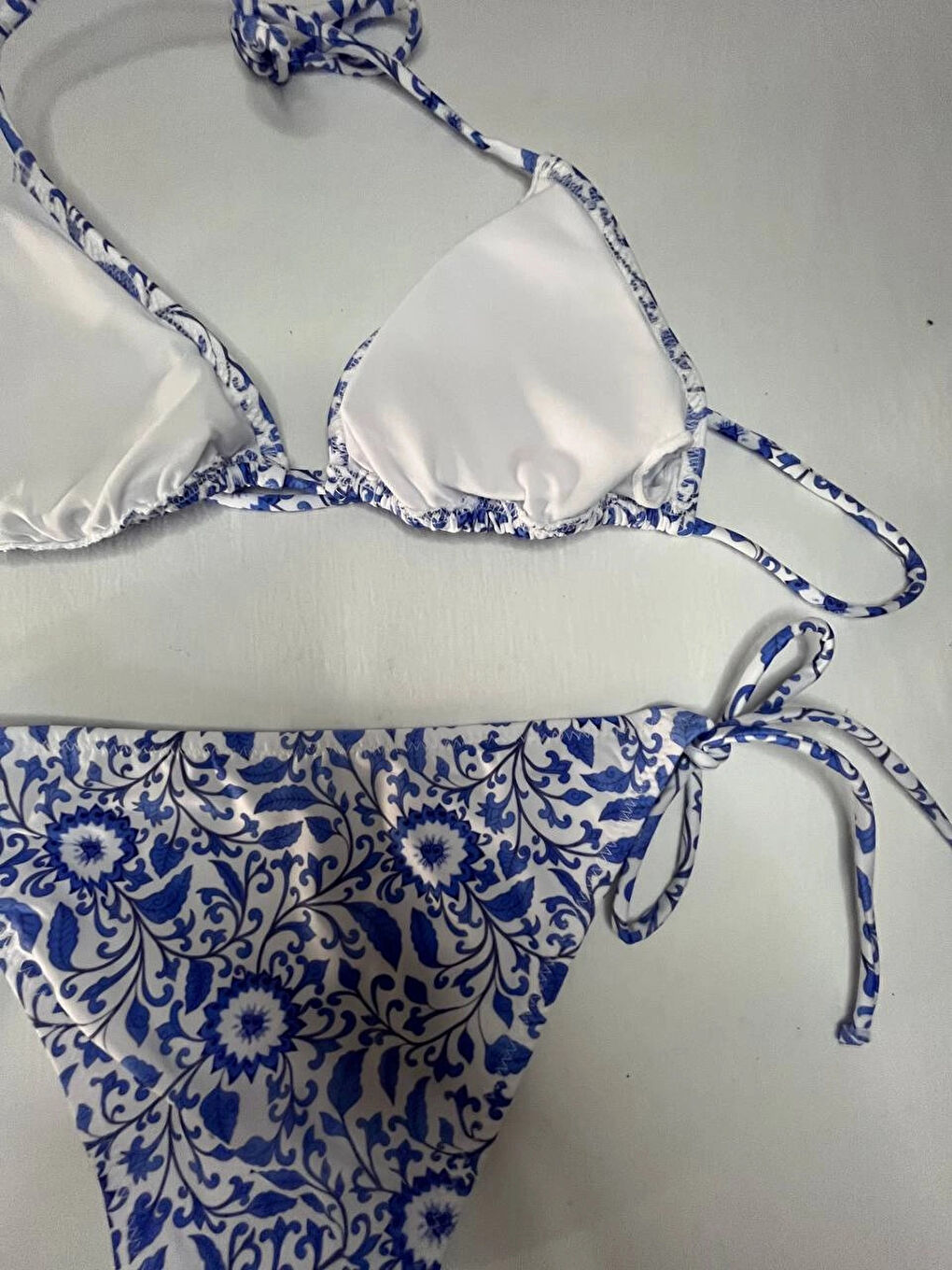 Kadın Çini Desen Mavi Beyaz Desen Boyundan İp Bağlamalı Üçgen Bikini Takımı HZL25S-LC5005-4