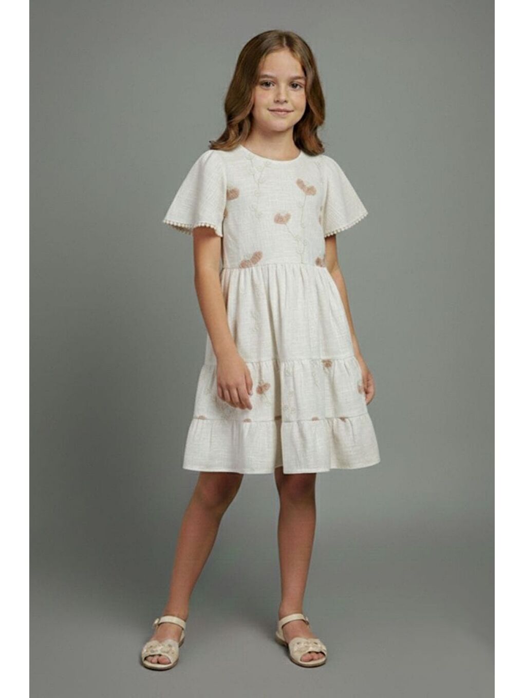 Beyaz Kız Çocuk Çiçek İşlemeli Çantalı Kısa Kollu Elbise-1
