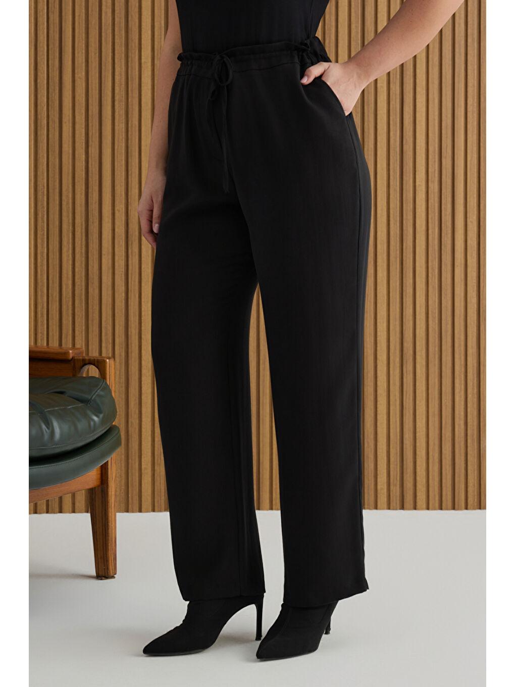 Siyah Beli Bağcıklı Lyocell Pantolon-3