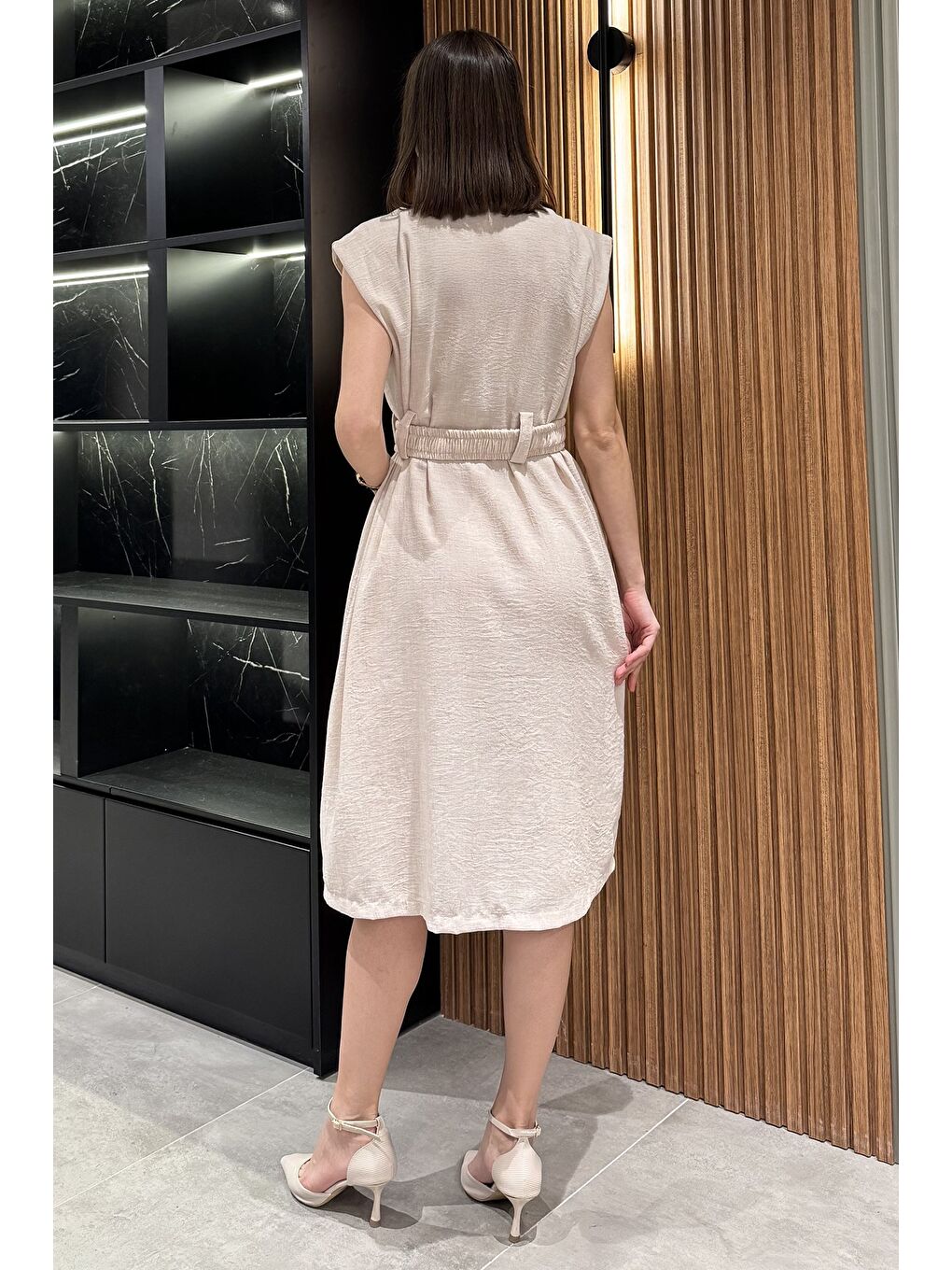 Bej Kadın Kruvaze Yaka Kuşak Detaylı Boydan Düğmeli Elbise-2