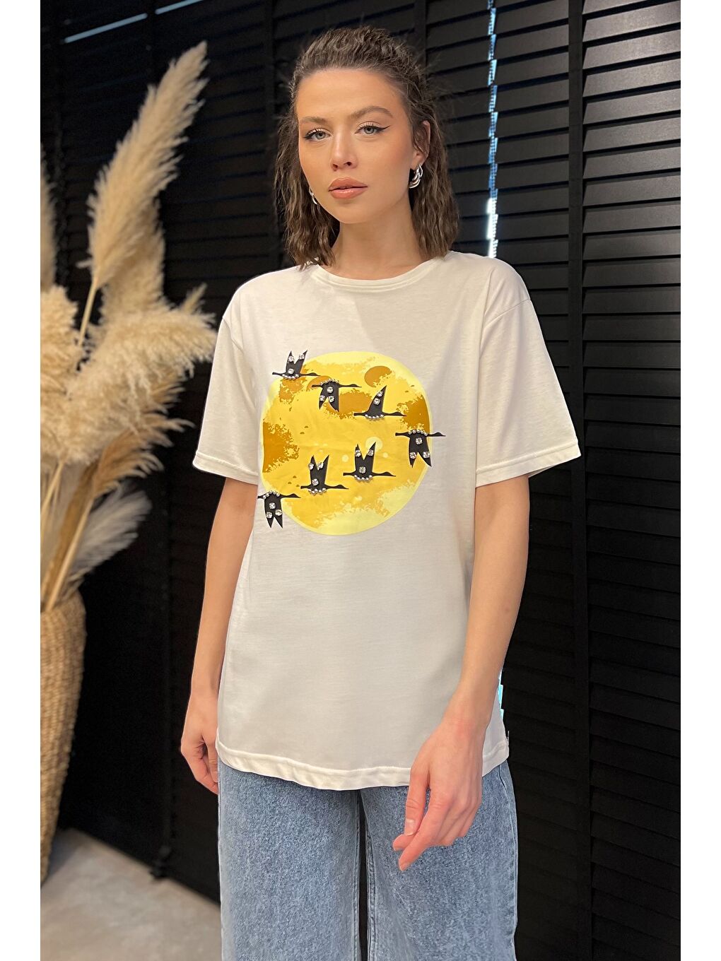 Ekru Bisiklet Yaka Taş İşlemeli Baskılı Kadın Tişört-1