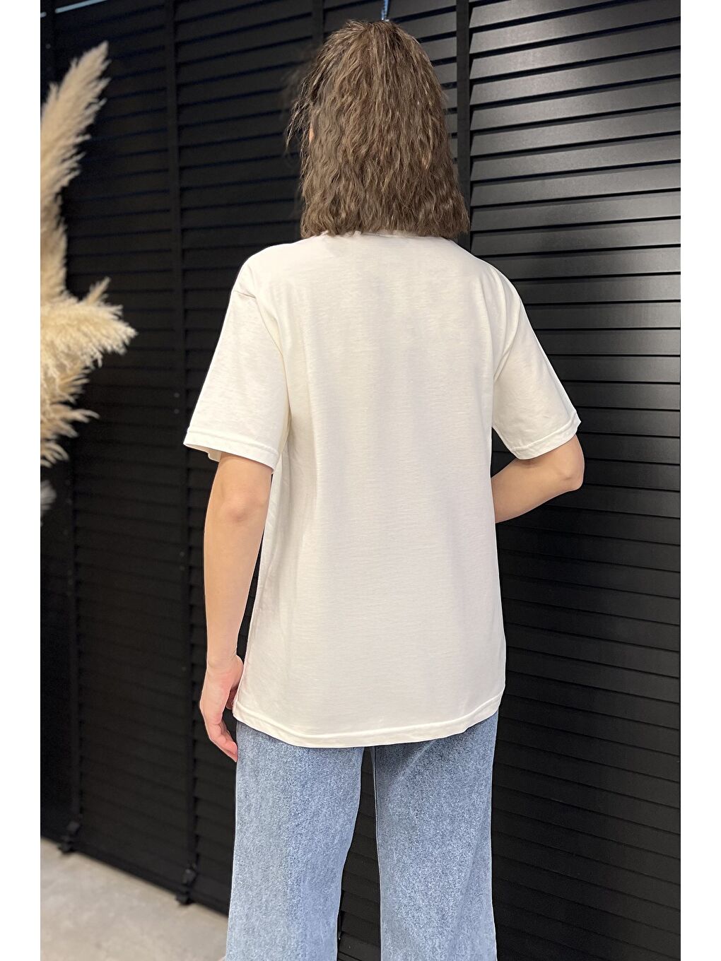 Ekru Bisiklet Yaka Taş İşlemeli Baskılı Kadın Tişört-2