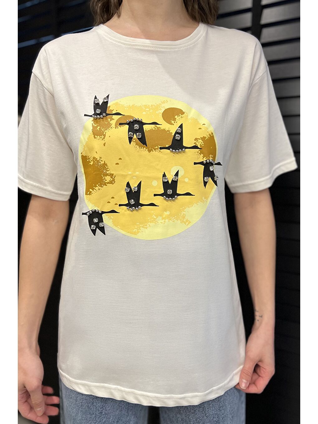 Ekru Bisiklet Yaka Taş İşlemeli Baskılı Kadın Tişört-3