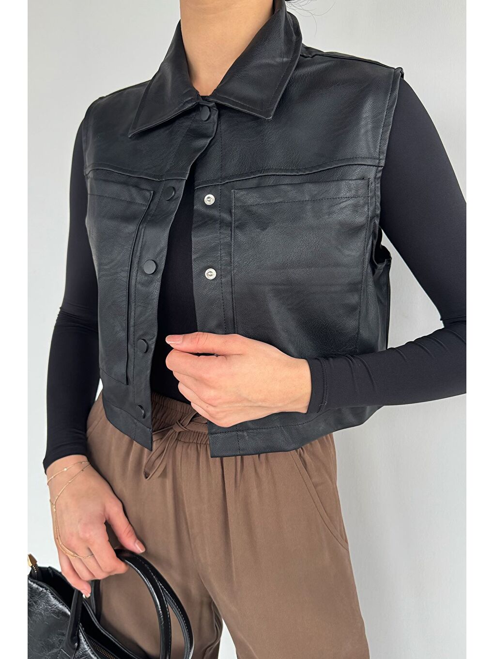 Siyah Kadın Çift Cepli Çıtçıtlı Suni Deri Yelek-3