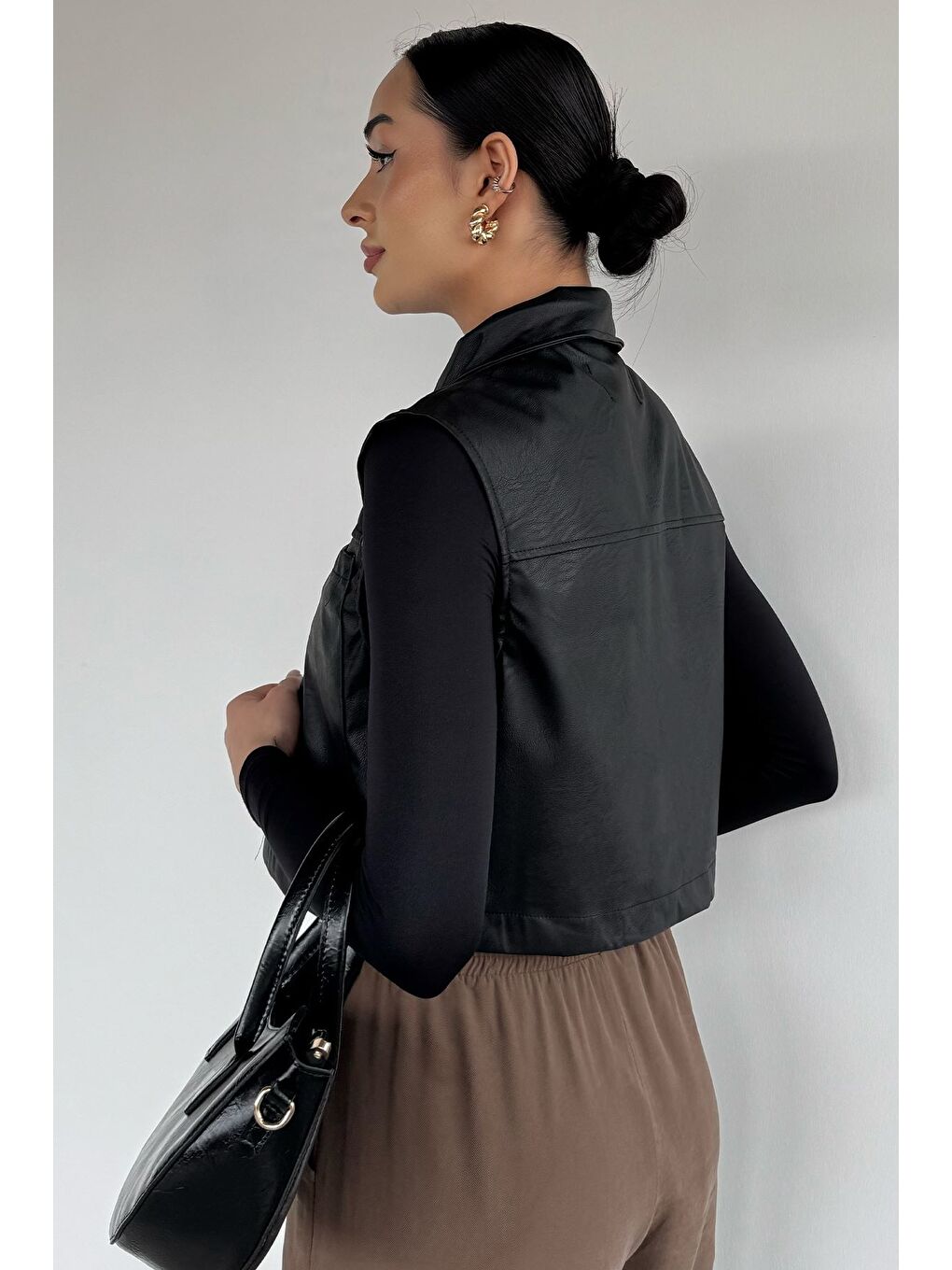 Siyah Kadın Çift Cepli Çıtçıtlı Suni Deri Yelek-4