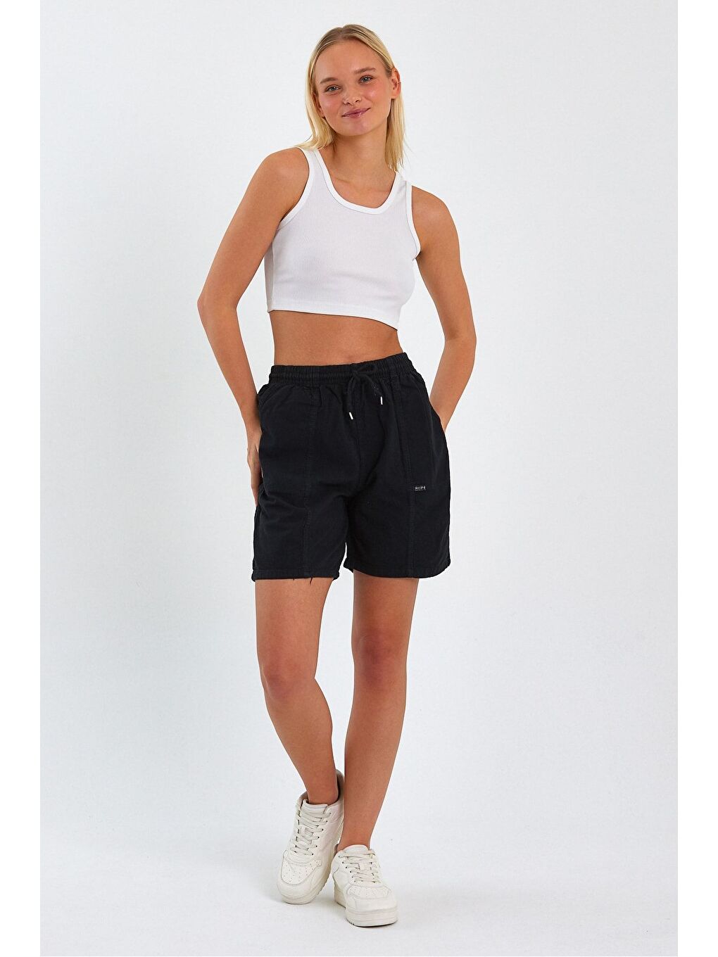 Kadın Siyah Rahat Kesim Keten Şort-1