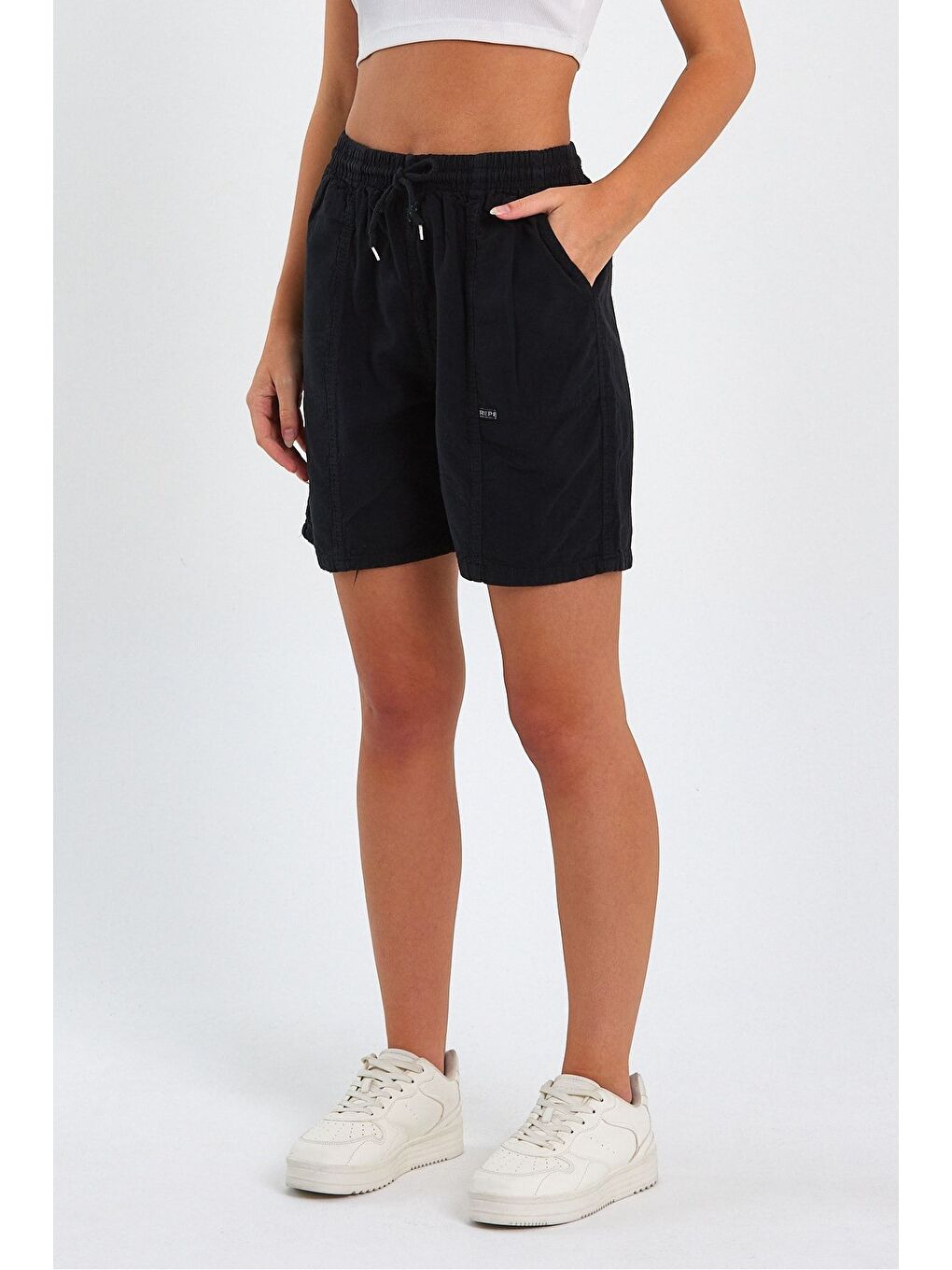 Kadın Siyah Rahat Kesim Keten Şort-2