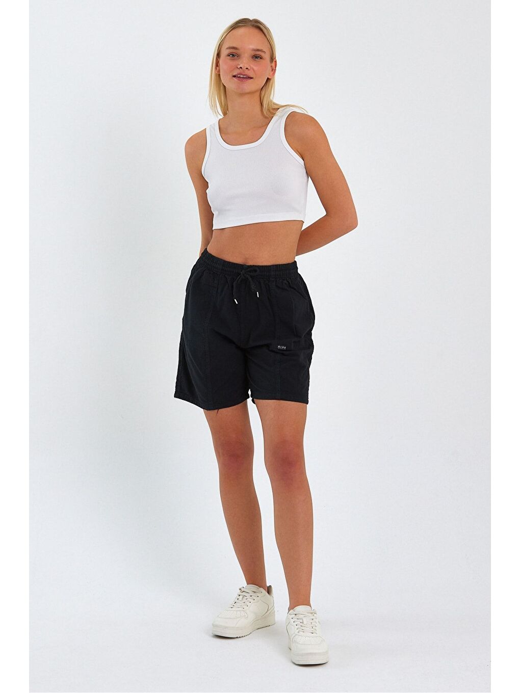 Kadın Siyah Rahat Kesim Keten Şort-4