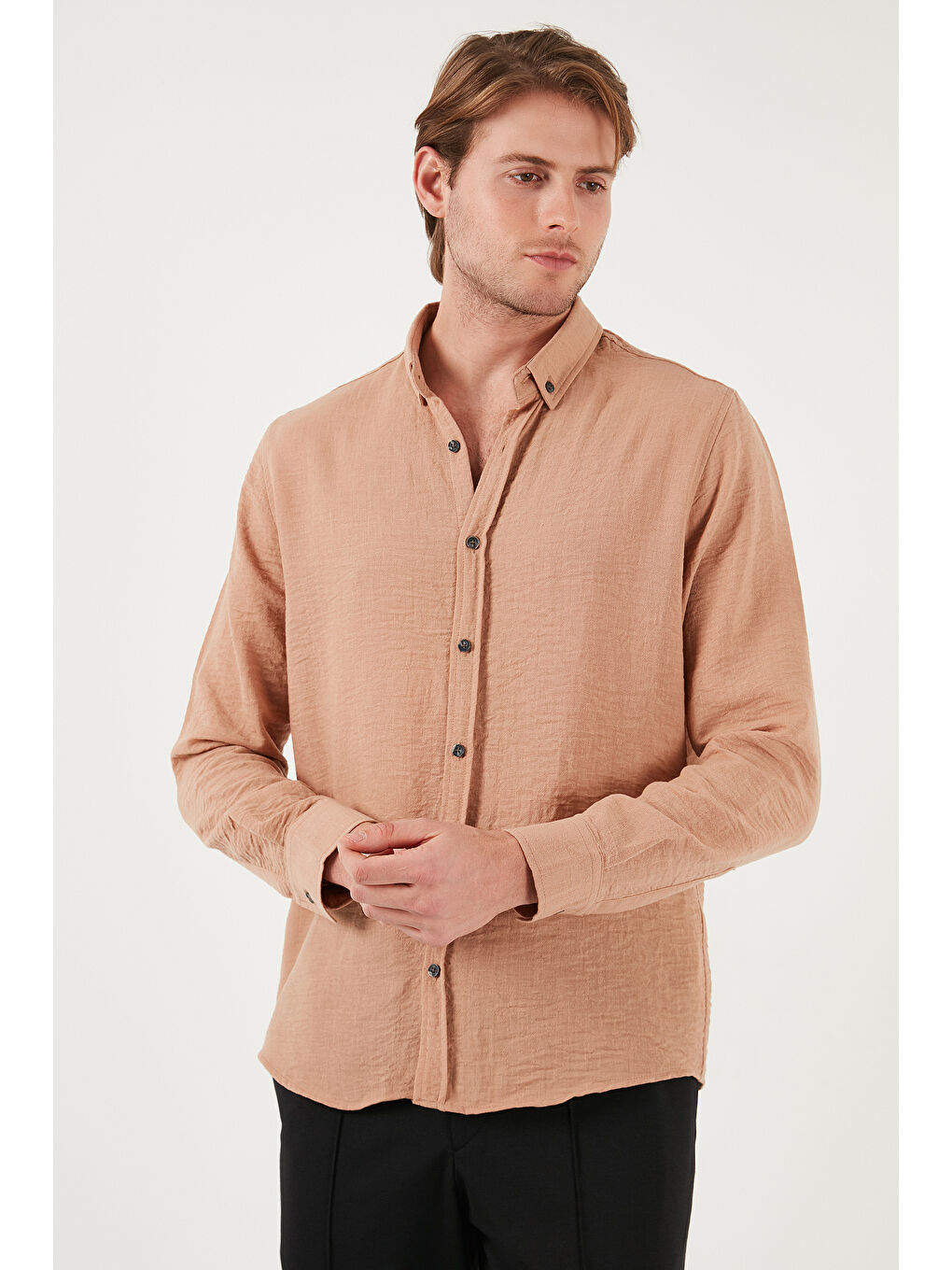 Kahverengi Regular Fit Uzun Kollu Düğmeli Yaka Erkek Gömlek CF25S116777-3