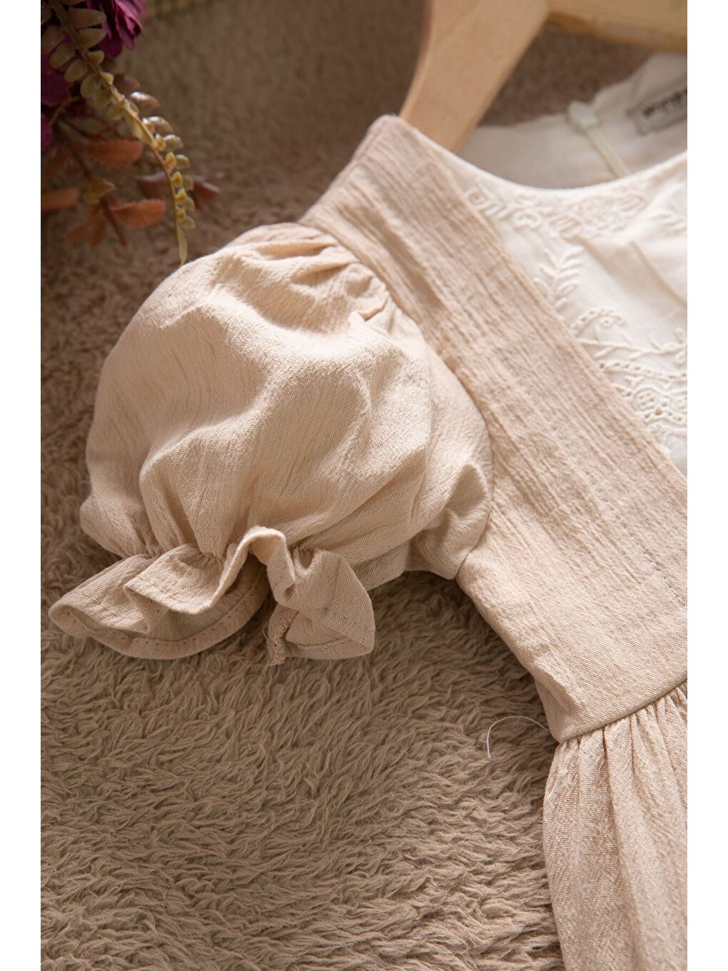 Bej Kız Çocuk Dantel Detaylı Kolu Fırfırlı Elbise 22684-1