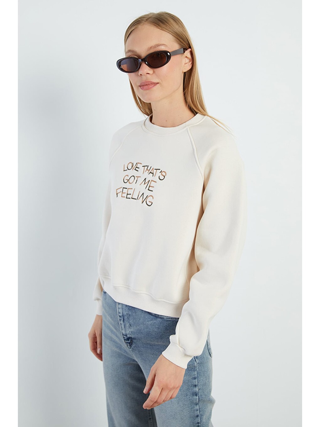 Bej 3 İplik Yazı Nakışlı Reglan Kol Oversize Sweatshirt-4