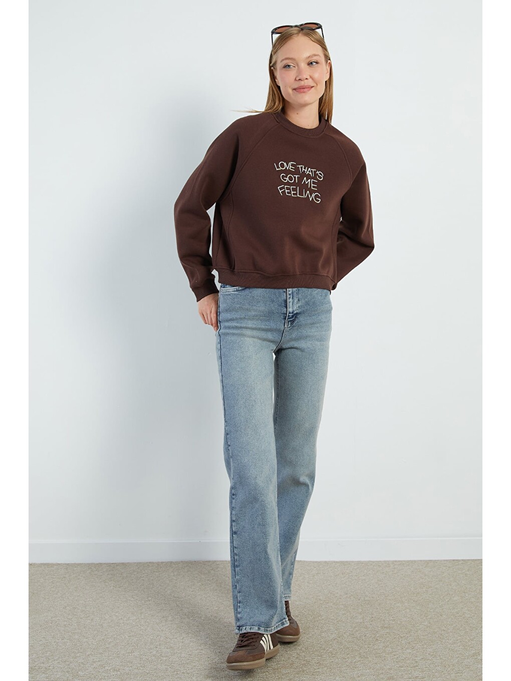 Kahverengi 3 İplik Yazı Nakışlı Reglan Kol Oversize Sweatshirt-2