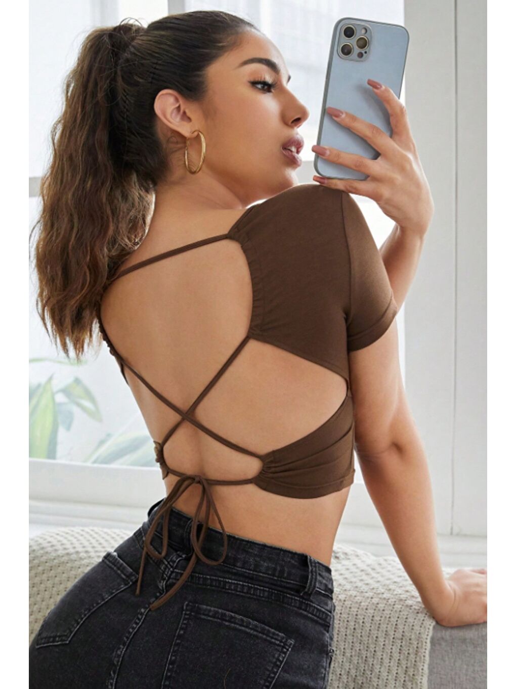 Kahverengi Kadın Sırtı Açık Bağlama Detaylı Kısa Kollu Crop Tişört-1