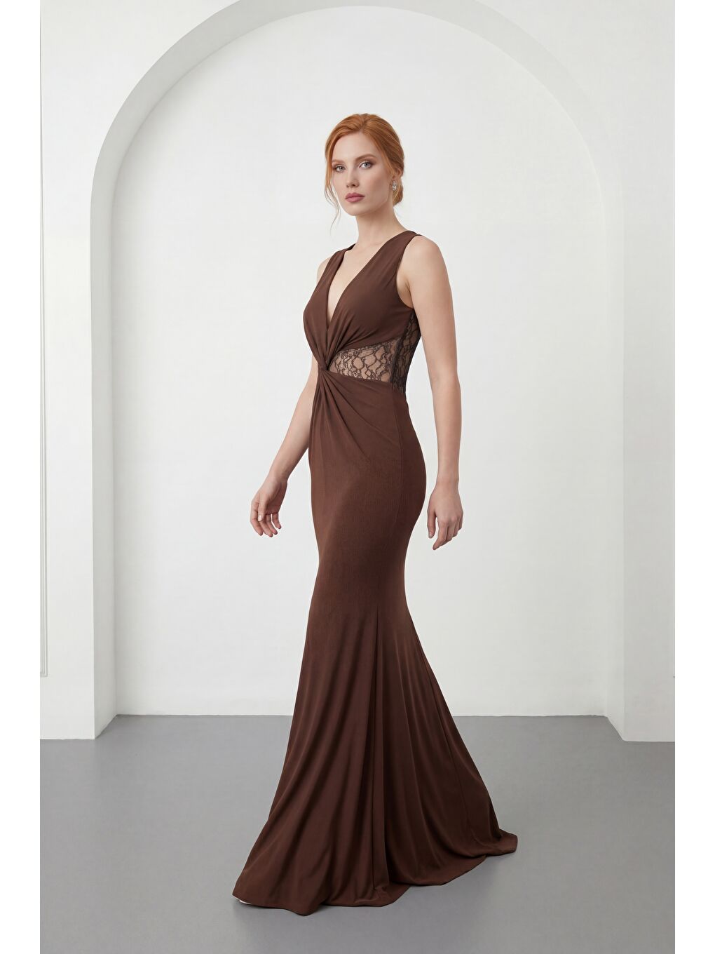 Kadın Kahverengi Dantel Detaylı Kruvaze Yaka Maxi Abiye & Mezuniyet Elbise-3