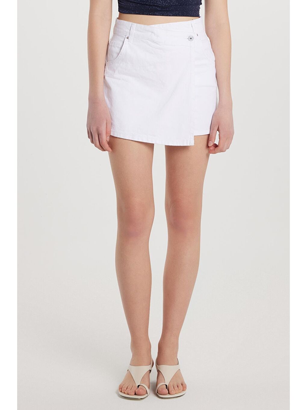 Kadın Slim Fit Dar Kesim Çift Cepli Beyaz Şort Etek