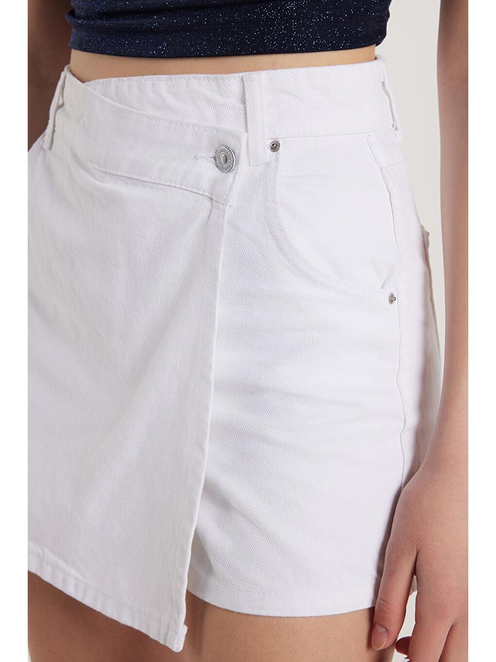 Kadın Slim Fit Dar Kesim Çift Cepli Beyaz Şort Etek-2