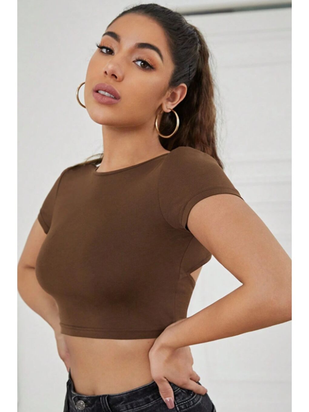 Kahverengi Kadın Sırtı Açık Bağlama Detaylı Kısa Kollu Crop Tişört-3