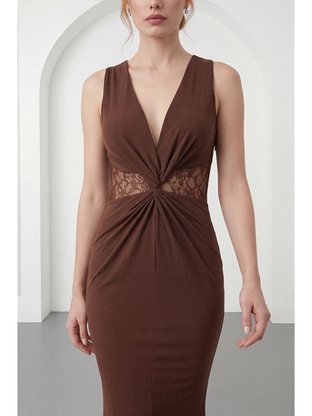 Kadın Kahverengi Dantel Detaylı Kruvaze Yaka Maxi Abiye & Mezuniyet Elbise-4