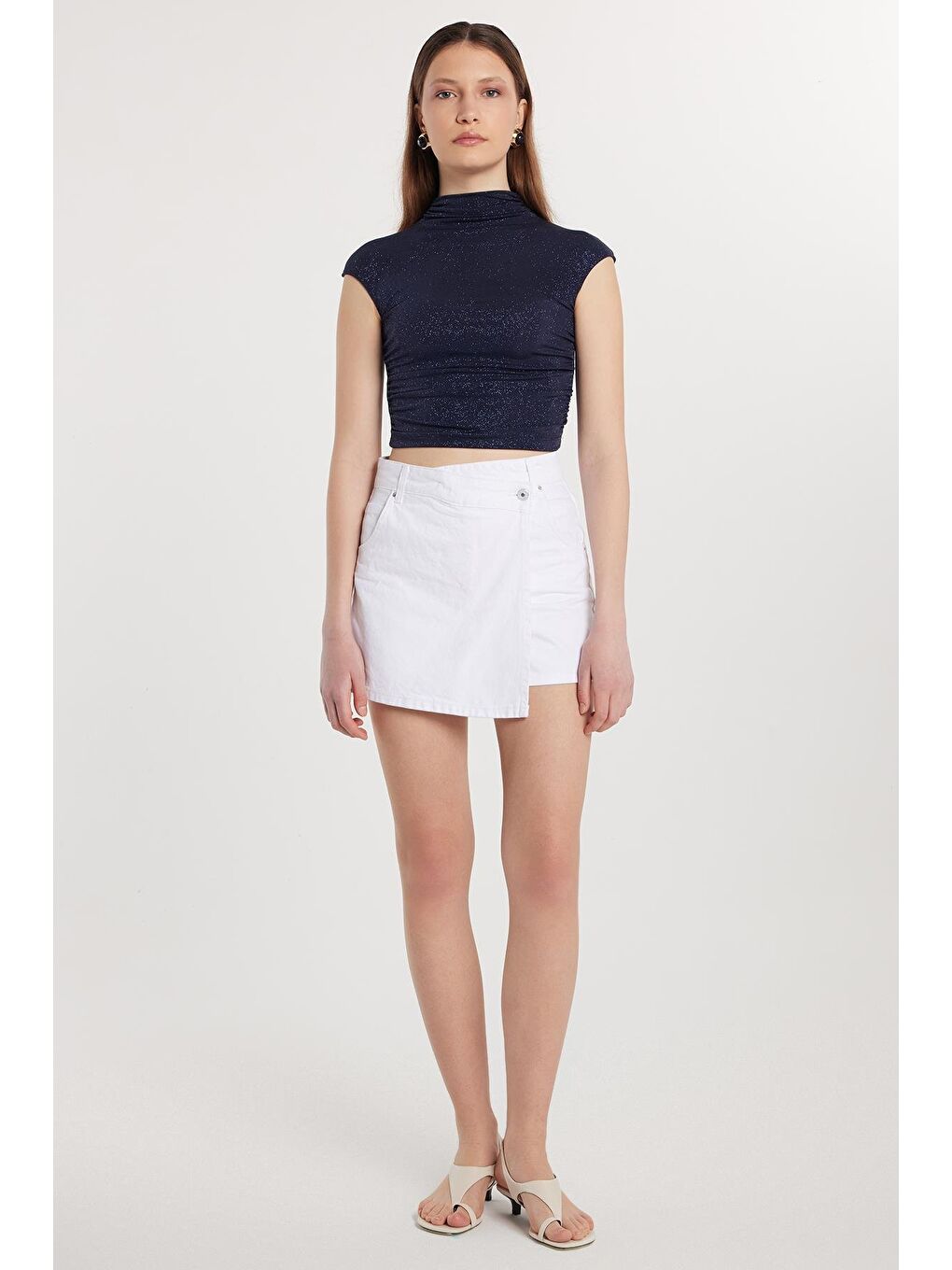 Kadın Slim Fit Dar Kesim Çift Cepli Beyaz Şort Etek-4