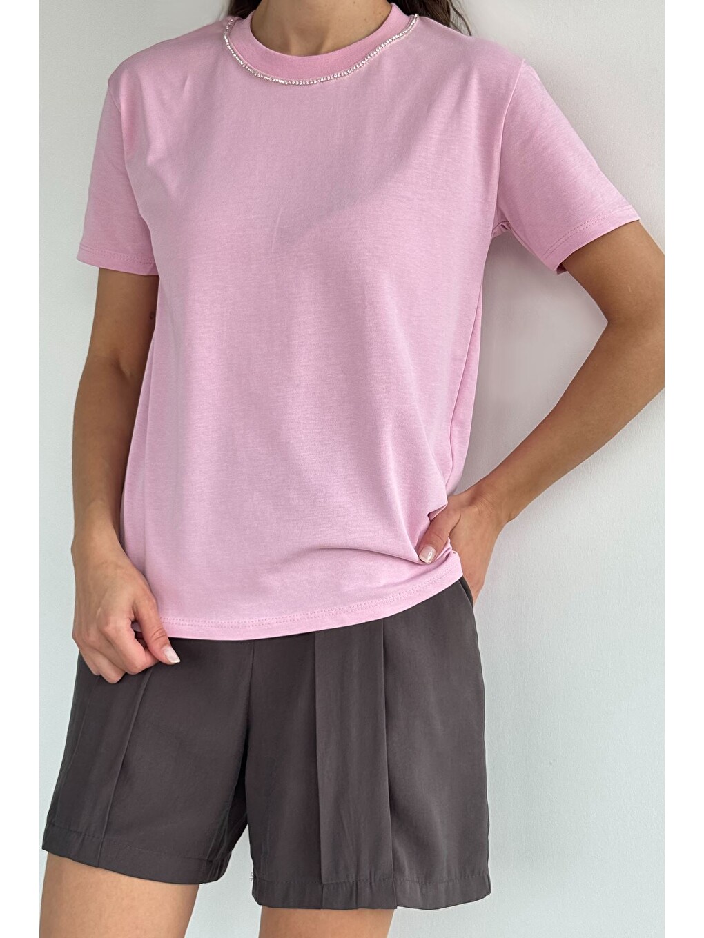 Pembe Kadın Yakası Taş Detaylı Tişört-1