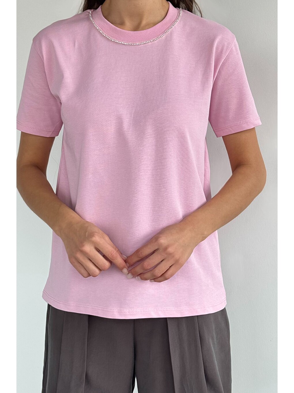 Pembe Kadın Yakası Taş Detaylı Tişört-3