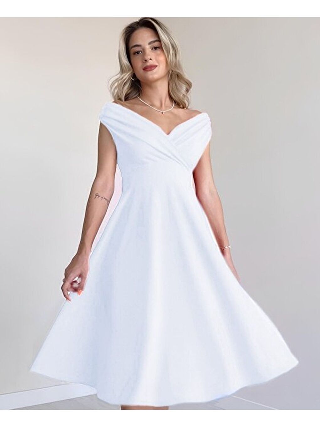 Beyaz Kadın Kısa Kollu Kruvaze Yaka Eteği Volanlı Krep Elbise-1