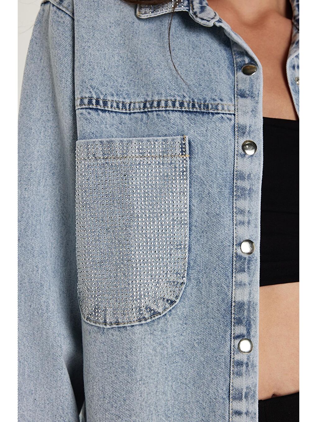 Kadın Regular Fit %100 Pamuk Çift Cepli Taş Detaylı Denim Açık Mavi Gömlek-2