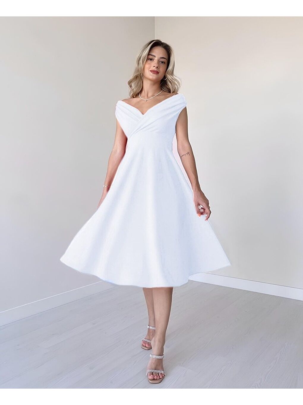 Beyaz Kadın Kısa Kollu Kruvaze Yaka Eteği Volanlı Krep Elbise-2