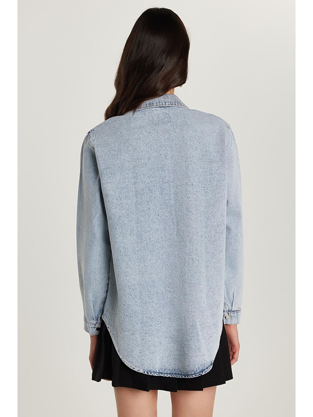 Kadın Regular Fit %100 Pamuk Çift Cepli Taş Detaylı Denim Açık Mavi Gömlek-4