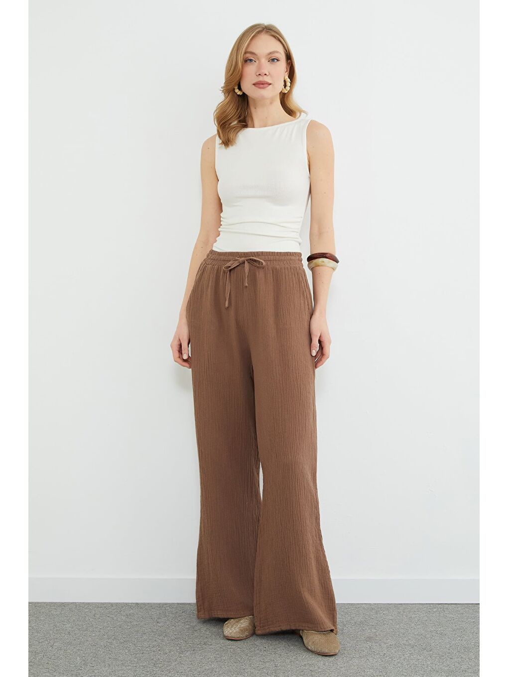 Kahverengi Beli Bağcıklı Cepli Müslin Kumaş Pantolon-1