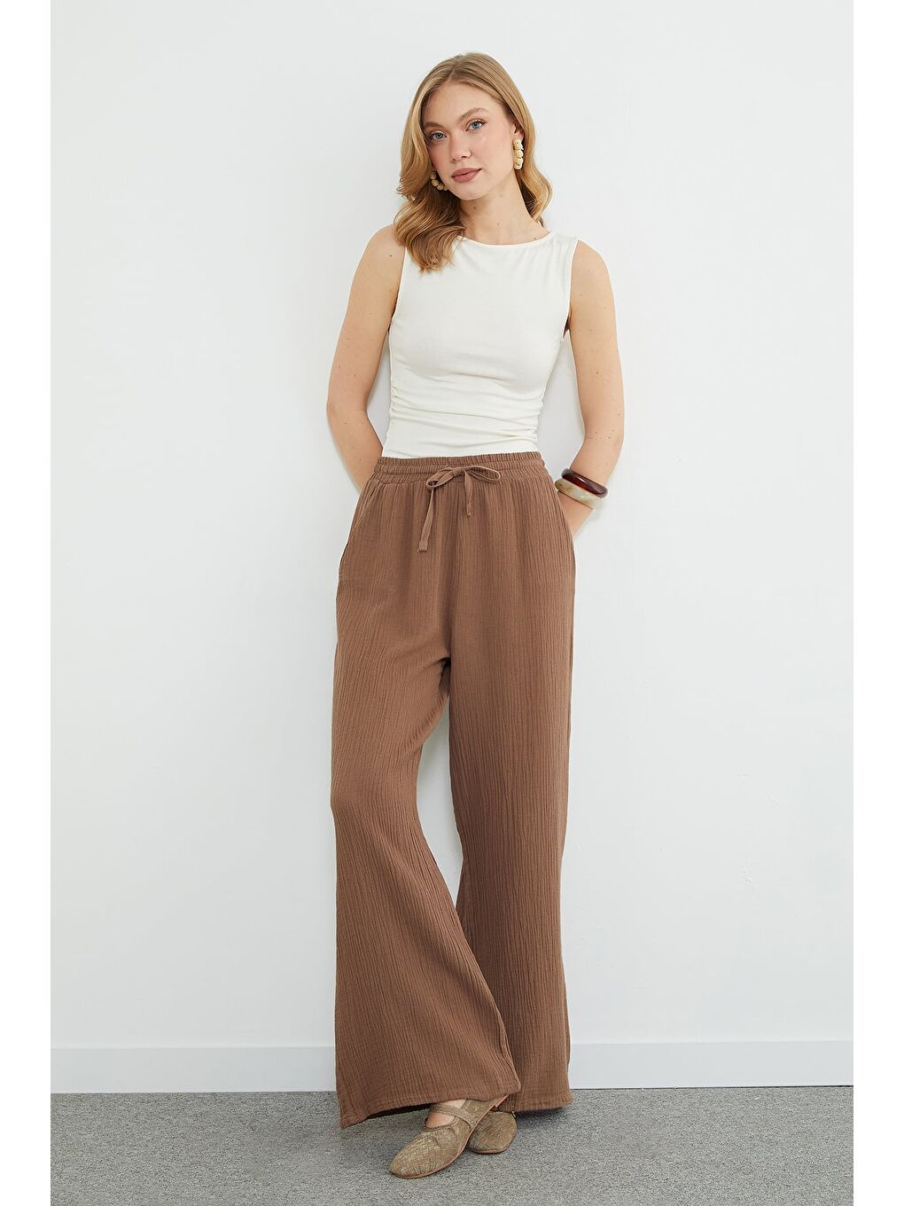 Kahverengi Beli Bağcıklı Cepli Müslin Kumaş Pantolon-2