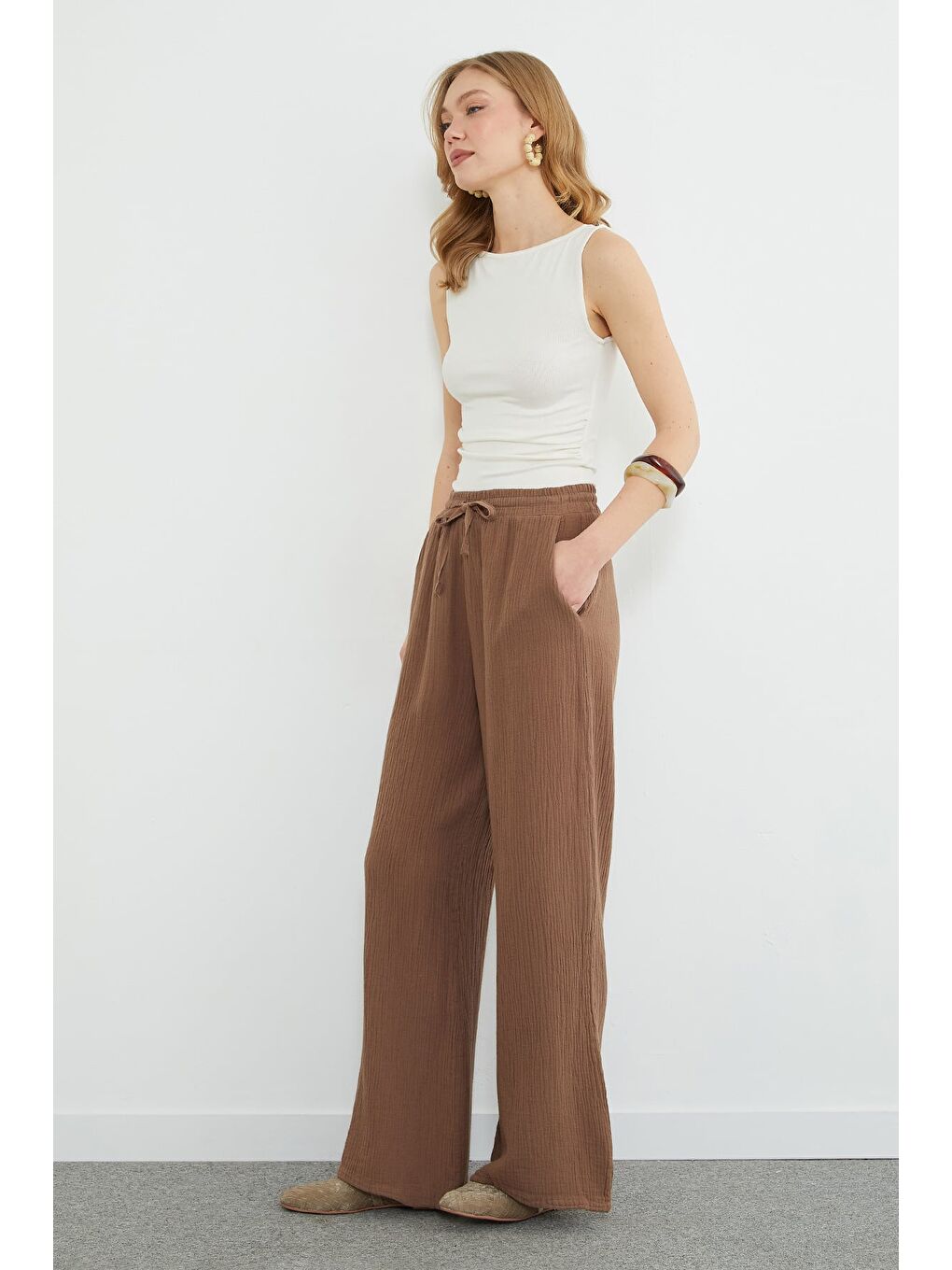 Kahverengi Beli Bağcıklı Cepli Müslin Kumaş Pantolon-3