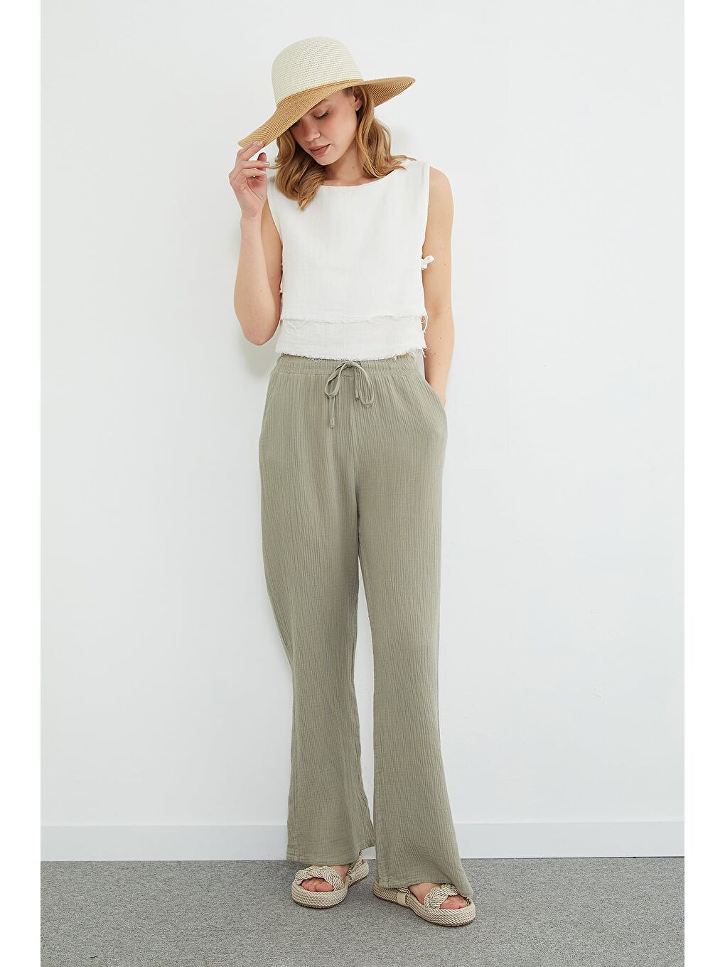 Yeşil Beli Bağcıklı Cepli Müslin Kumaş Pantolon-1
