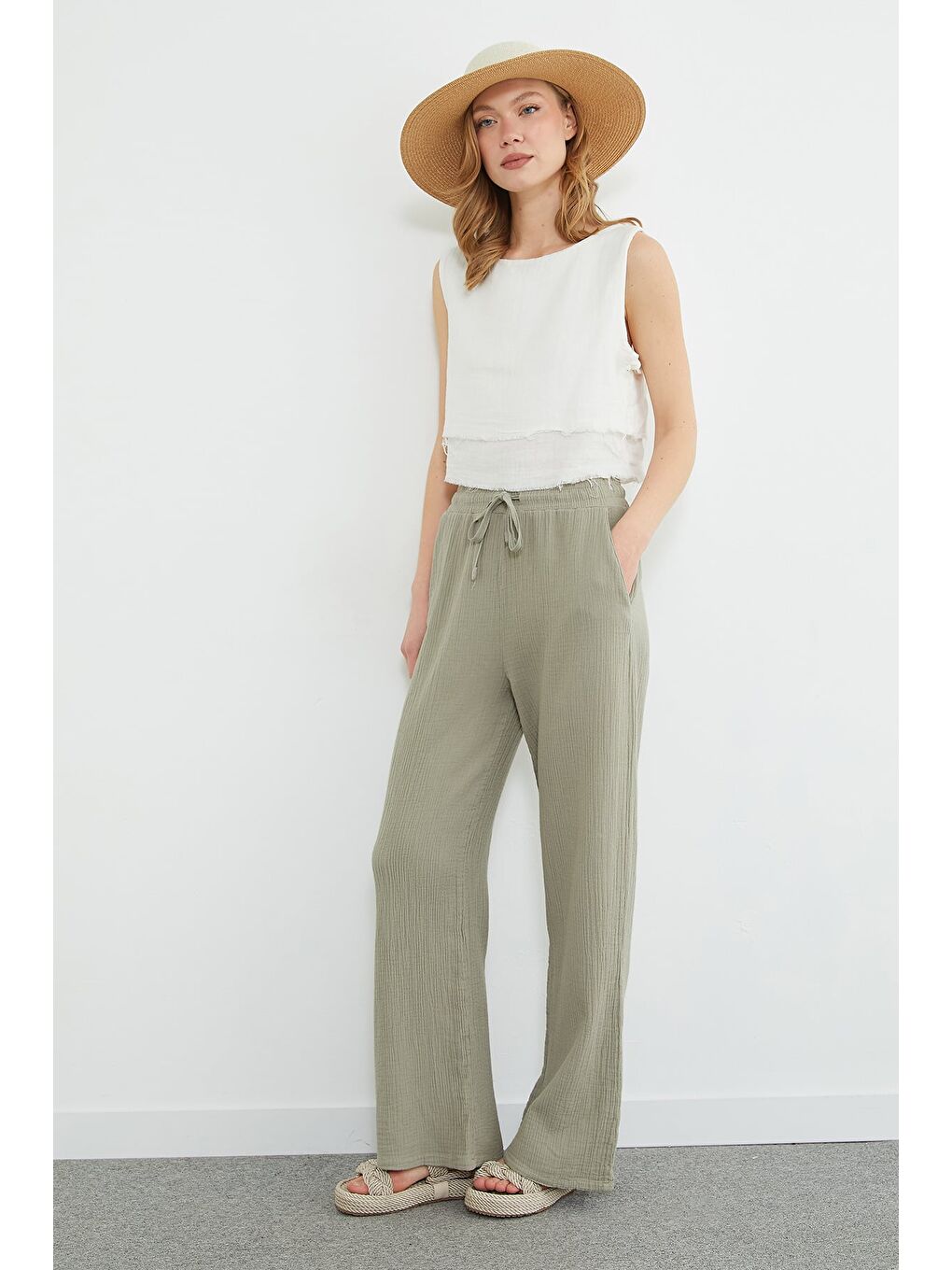 Yeşil Beli Bağcıklı Cepli Müslin Kumaş Pantolon-2