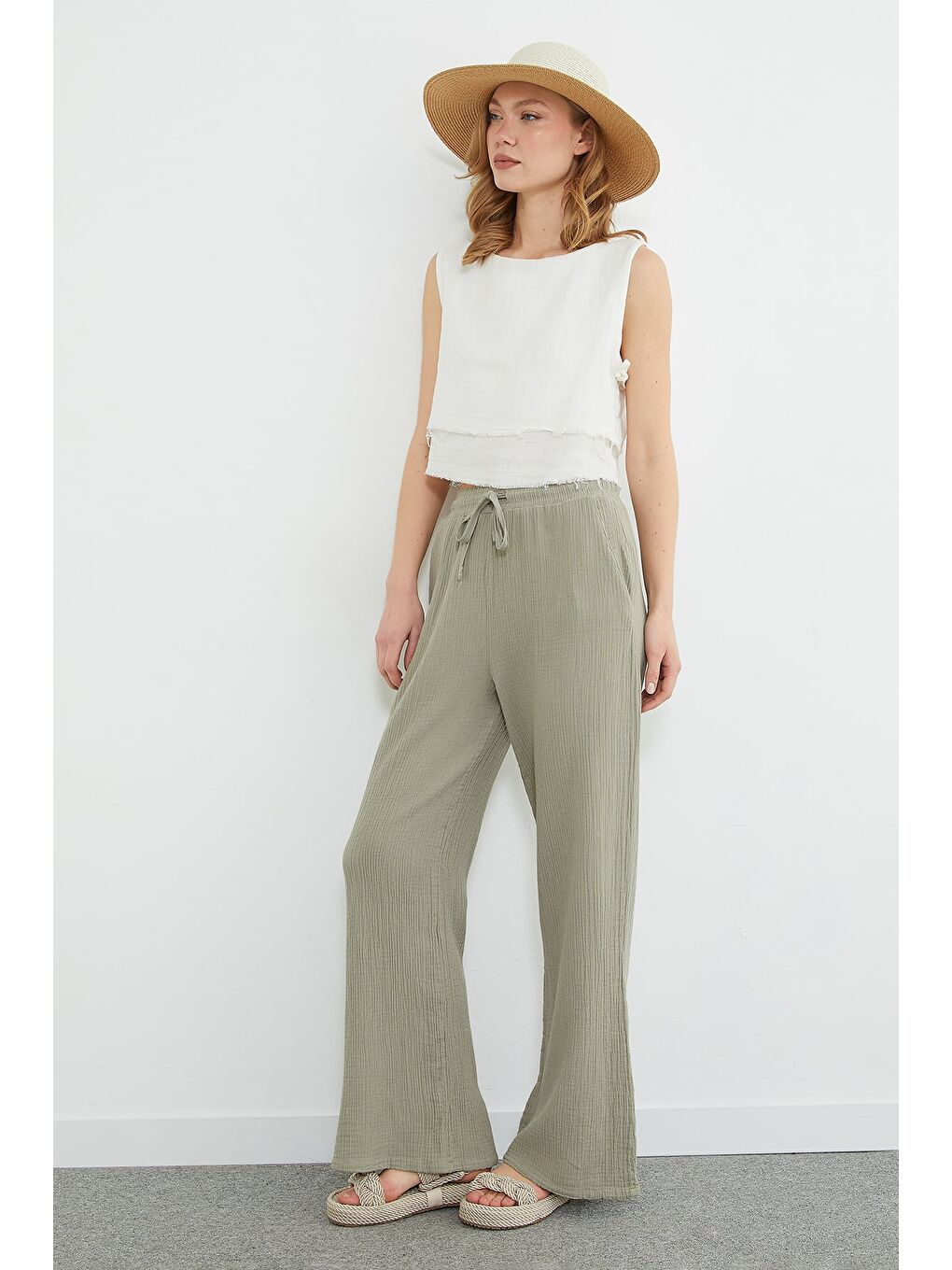 Yeşil Beli Bağcıklı Cepli Müslin Kumaş Pantolon-3